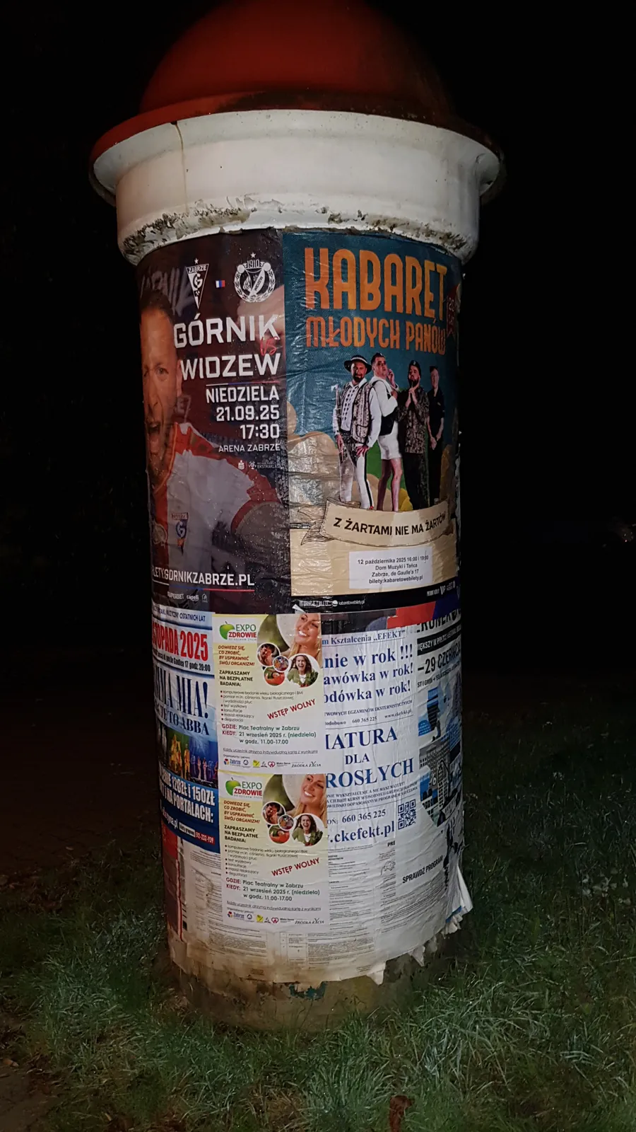 Mecz Górnik Zabrze vs Widzew () - plakat na słupie ogłoszeniowym w Zabrzu