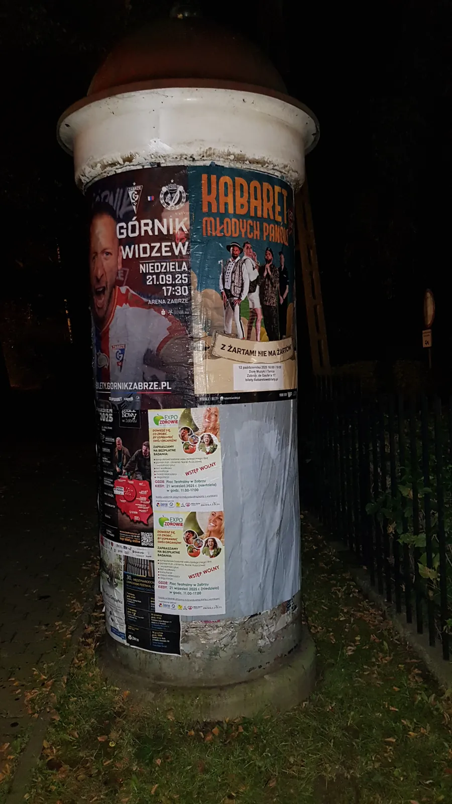 Mecz Górnik Zabrze vs Widzew () - plakat na słupie ogłoszeniowym w Zabrzu