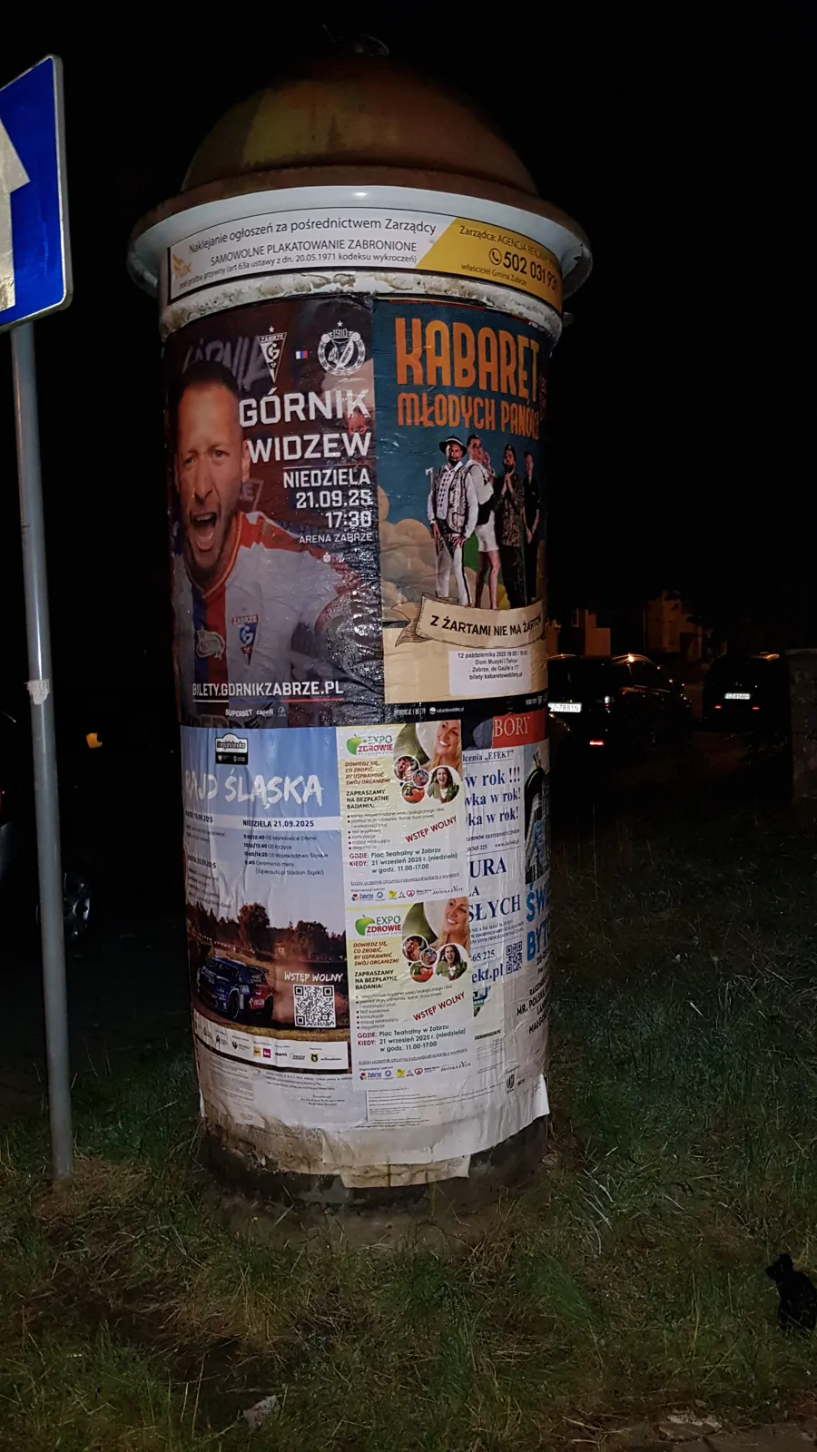 Mecz Górnik Zabrze vs Widzew () - plakat na słupie ogłoszeniowym w Zabrzu
