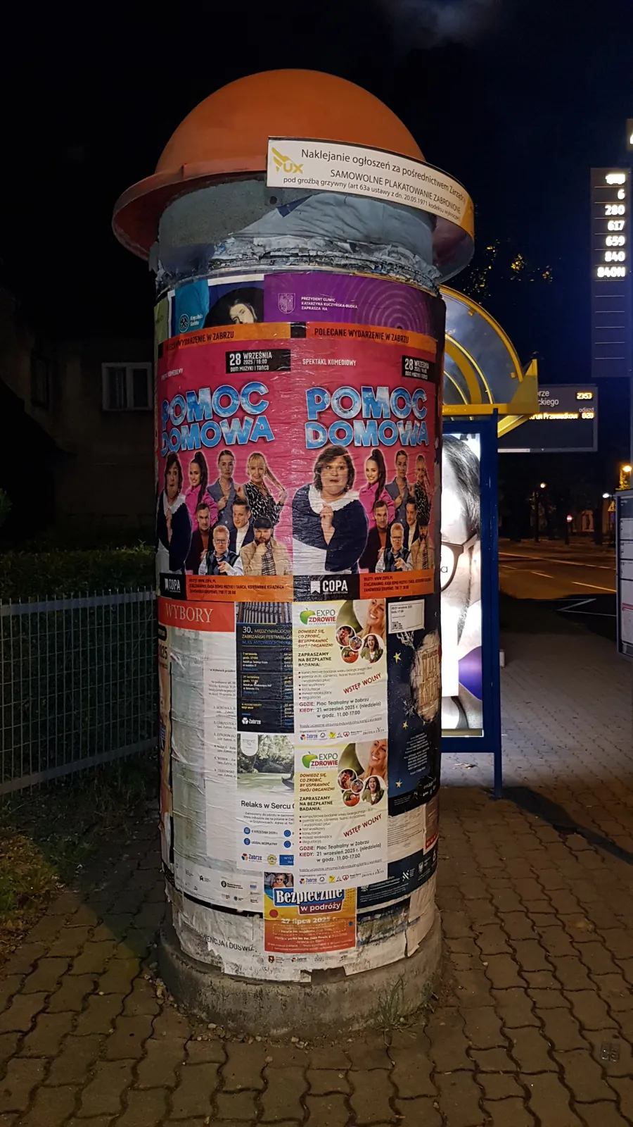 Mecz Górnik Zabrze vs Widzew () - plakat na słupie ogłoszeniowym w Zabrzu