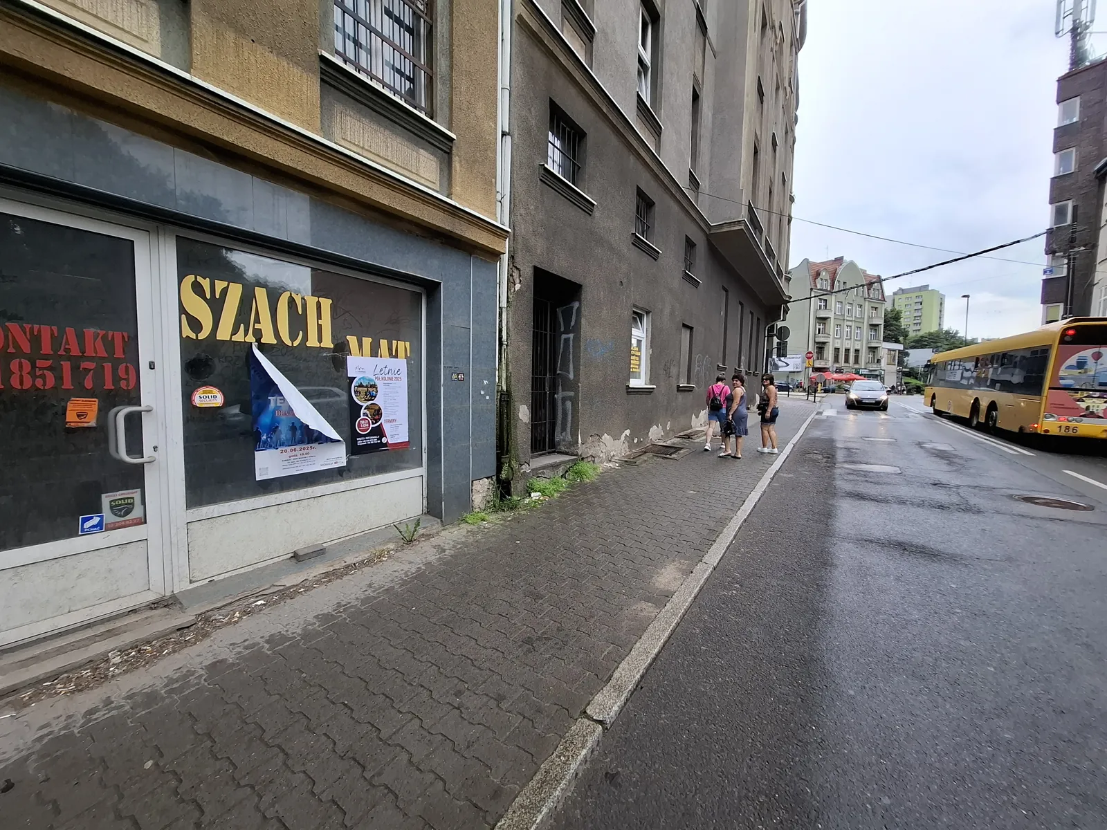 Letnie Półkolonie 2025 (organizator Na Krawedzi) - plakat na słupie ogłoszeniowym w Zabrzu