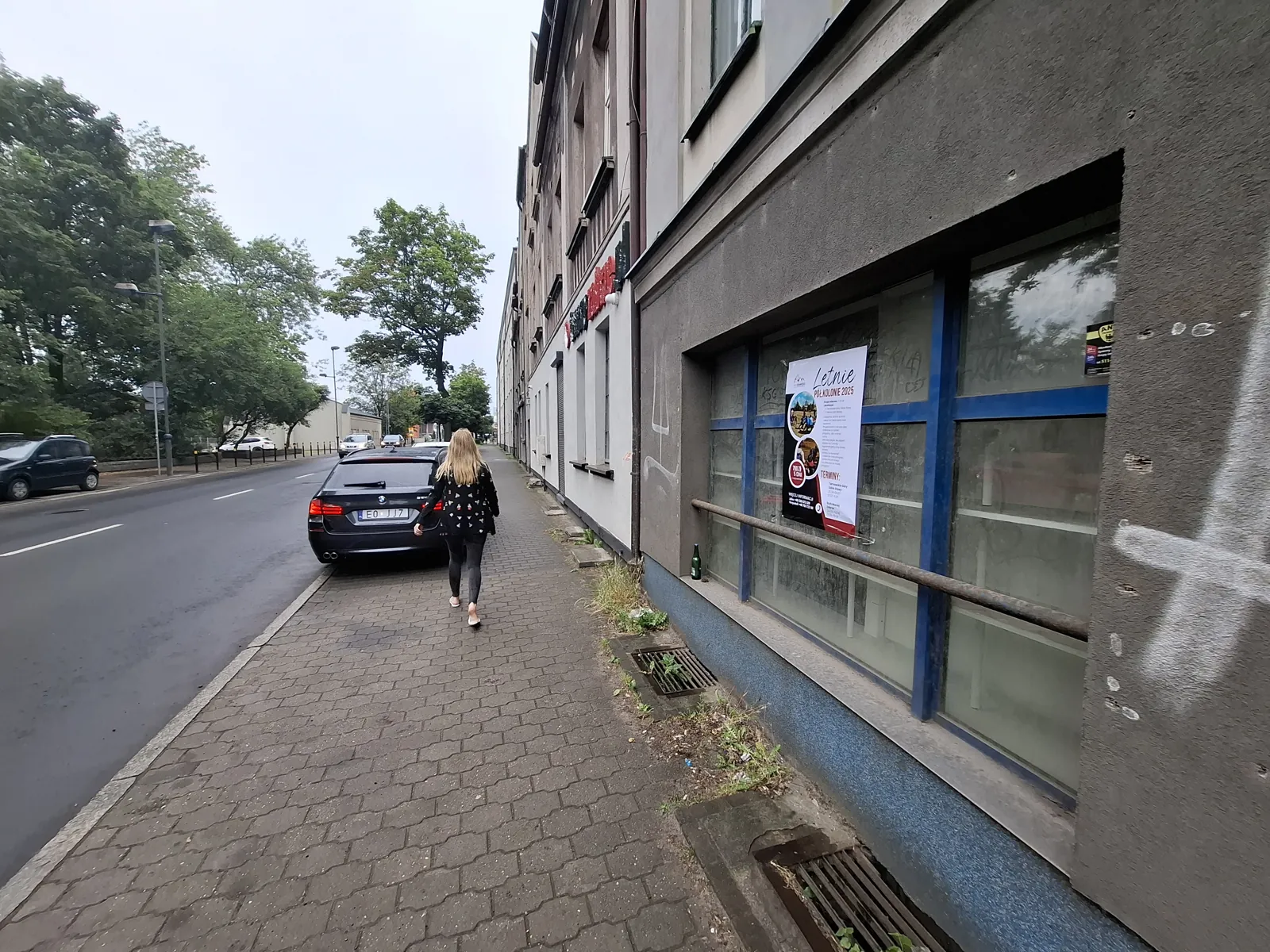 Letnie Półkolonie 2025 (organizator Na Krawedzi) - plakat na słupie ogłoszeniowym w Zabrzu