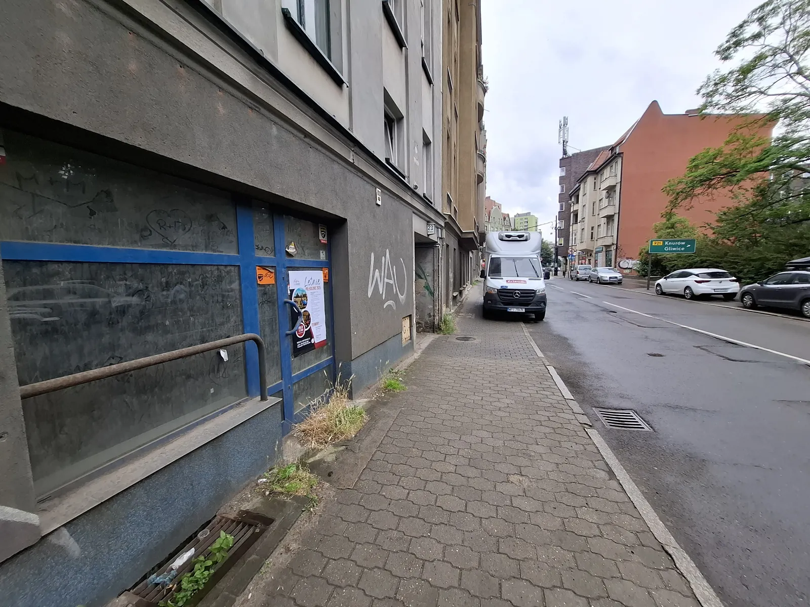 Letnie Półkolonie 2025 (organizator Na Krawedzi) - plakat na słupie ogłoszeniowym w Zabrzu