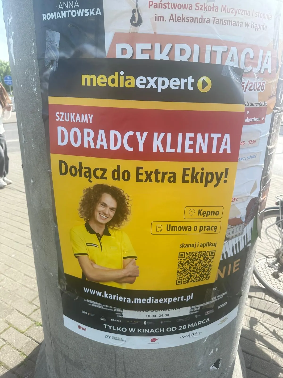 Media Expert - rekrutacja 'Dolacz do Extra Ekipy' - plakat na słupie ogłoszeniowym w Zielonej Górze