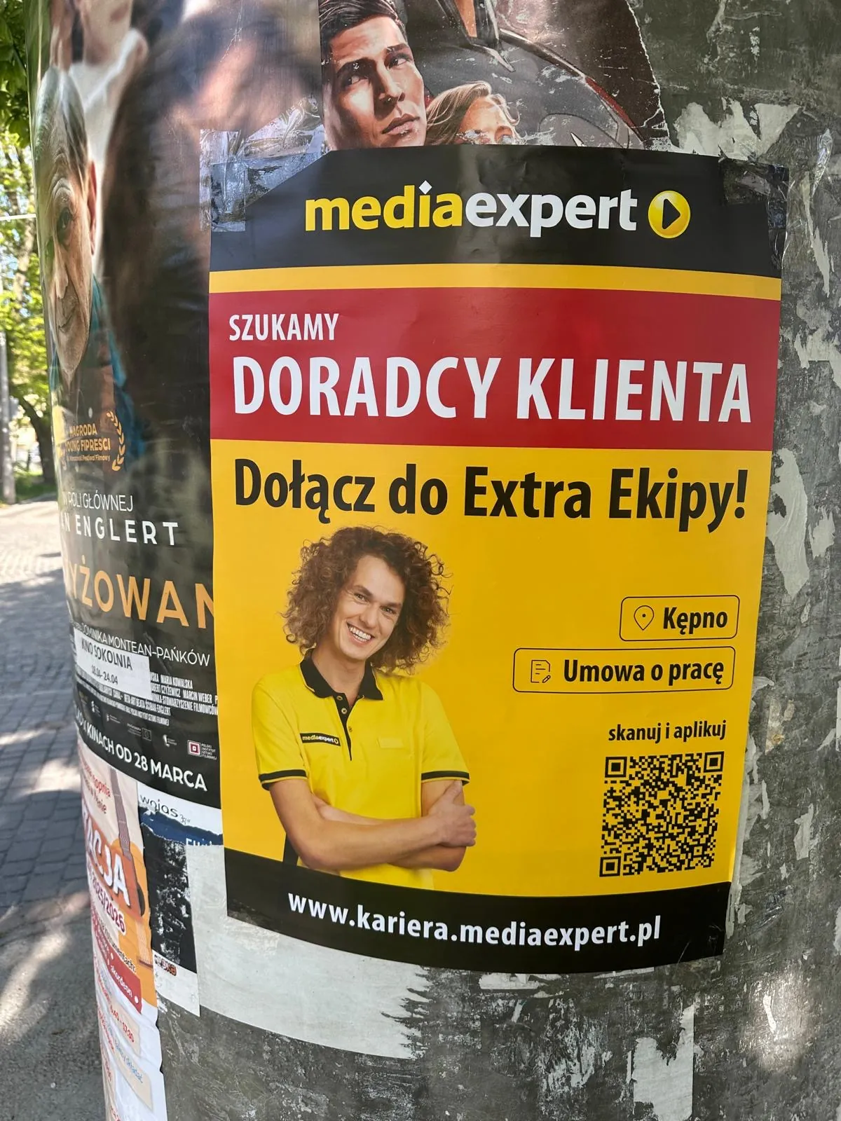 Media Expert - rekrutacja 'Dolacz do Extra Ekipy' - plakat na słupie ogłoszeniowym w Zielonej Górze