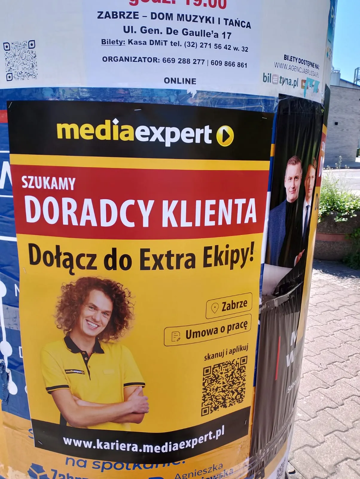 Media Expert - rekrutacja 'Dolacz do Extra Ekipy' - plakat na słupie ogłoszeniowym w Zielonej Górze